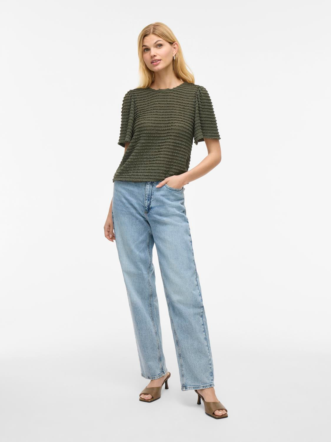 model_shot-front_full