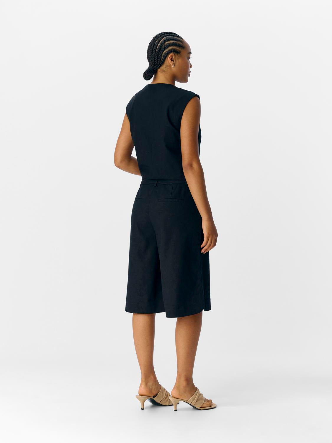 model_shot-back