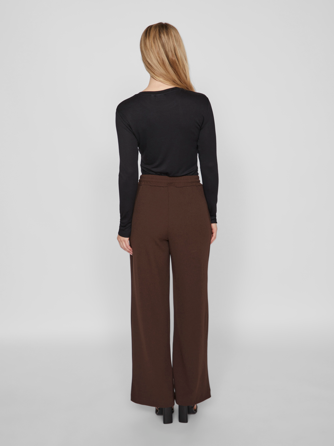 model_shot-back