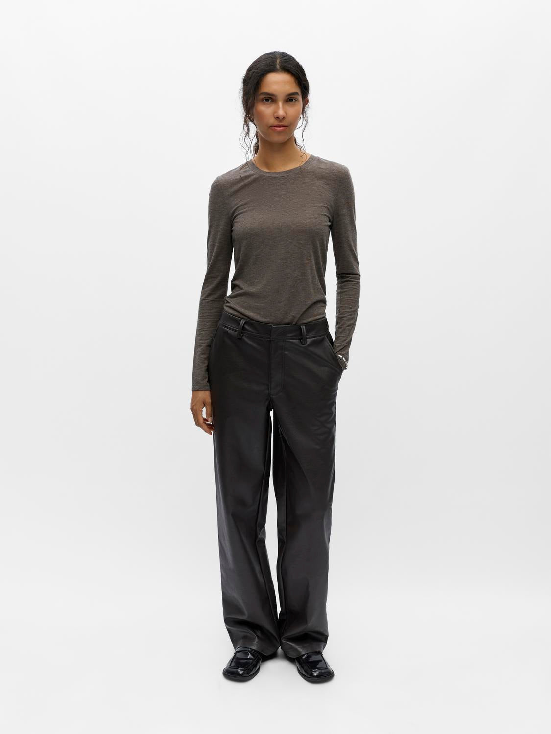 model_shot-front_full