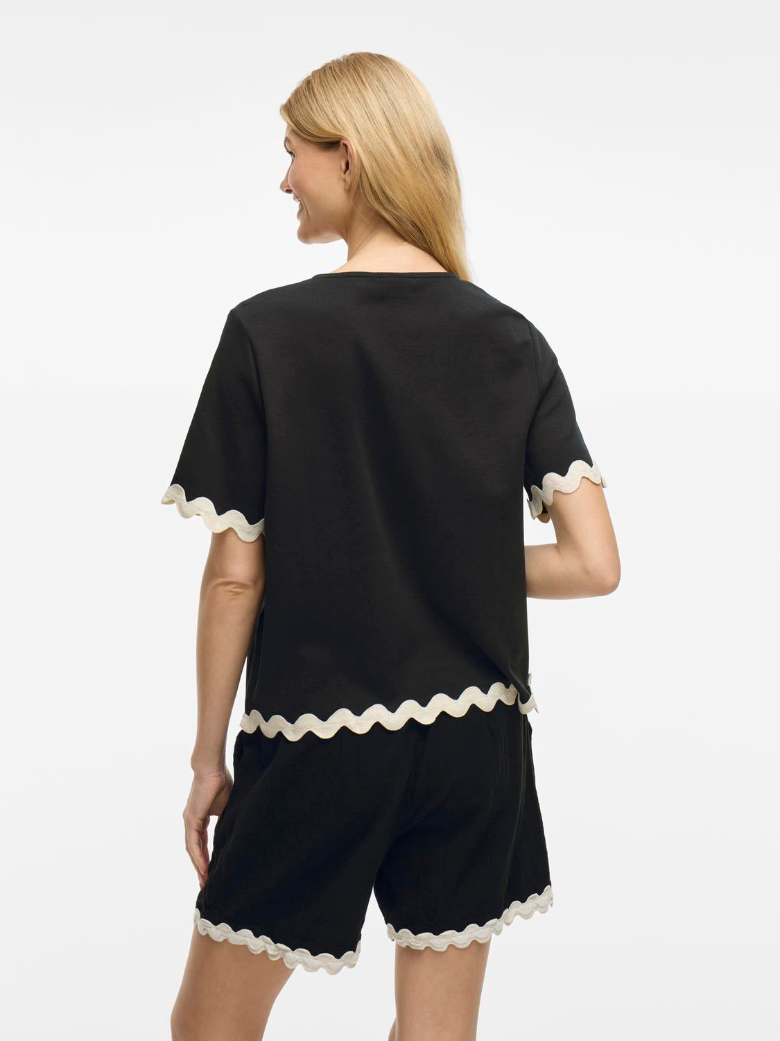 model_shot-back