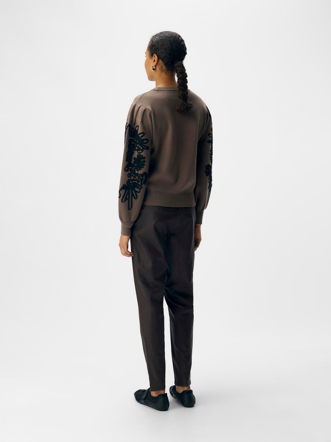 model_shot-back