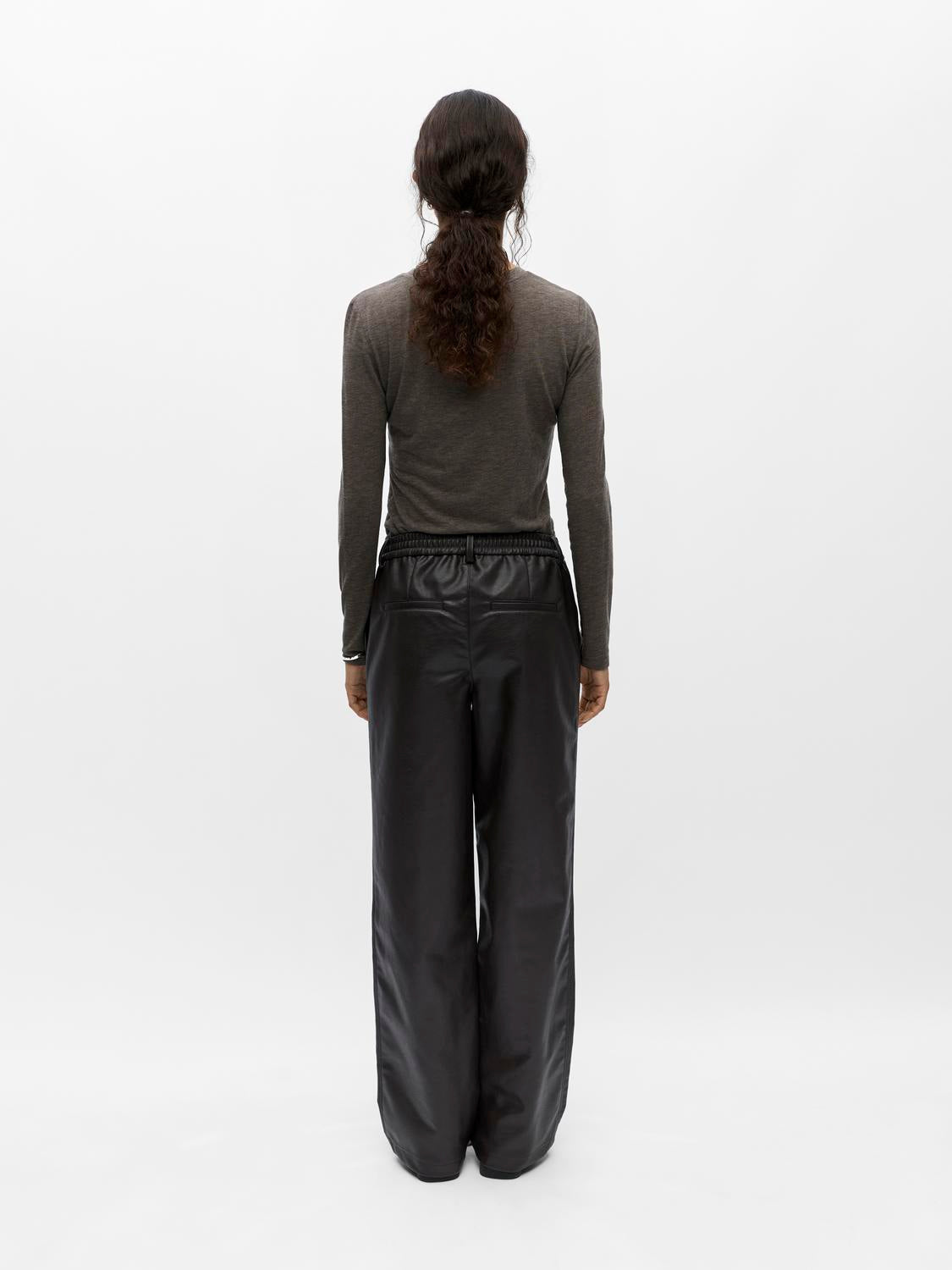 model_shot-back
