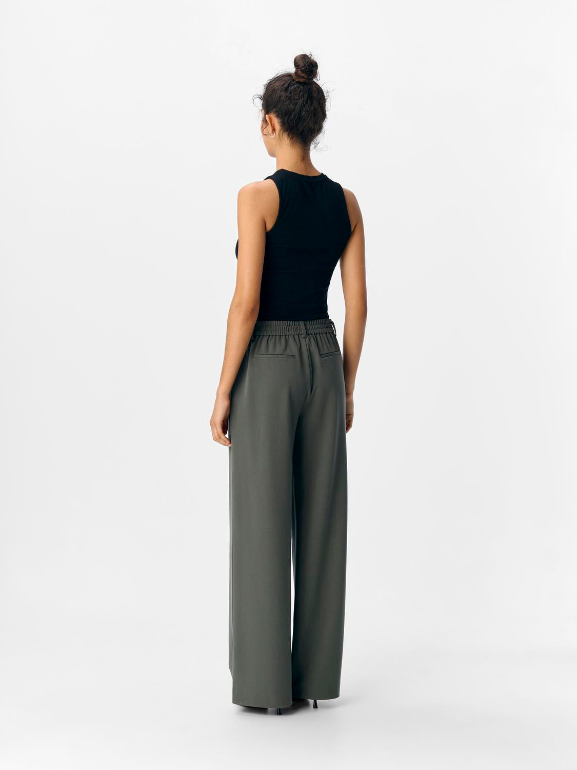 model_shot-back