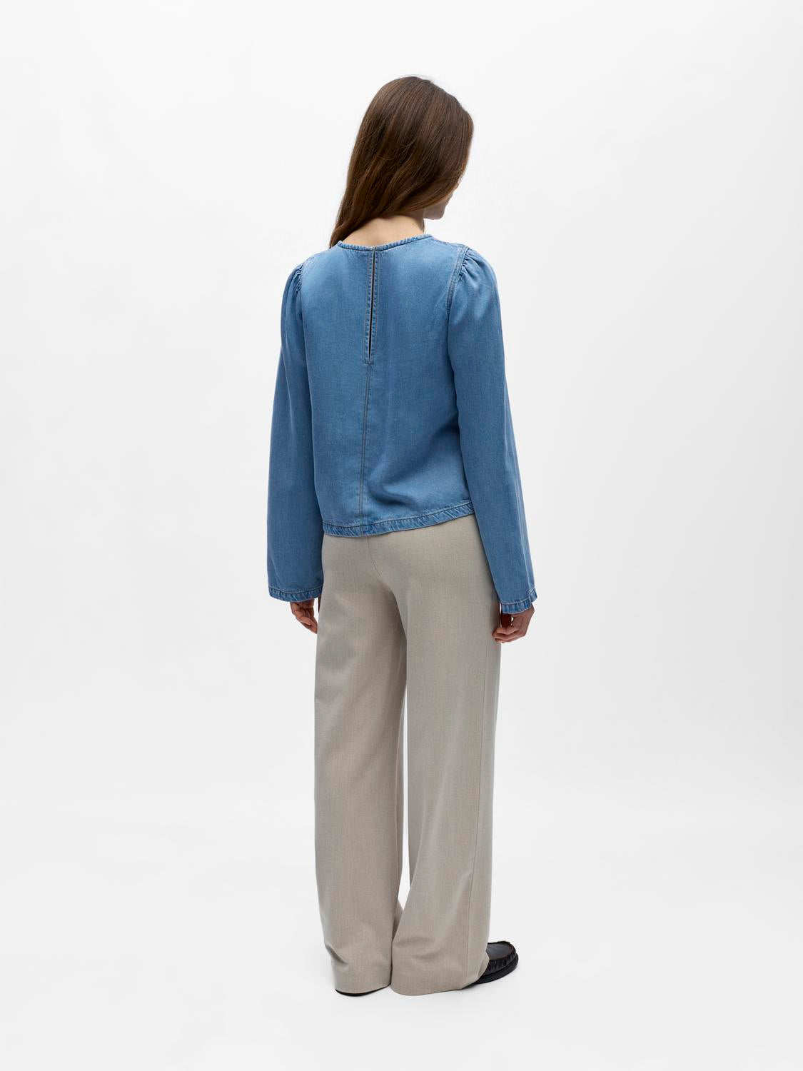 model_shot-back