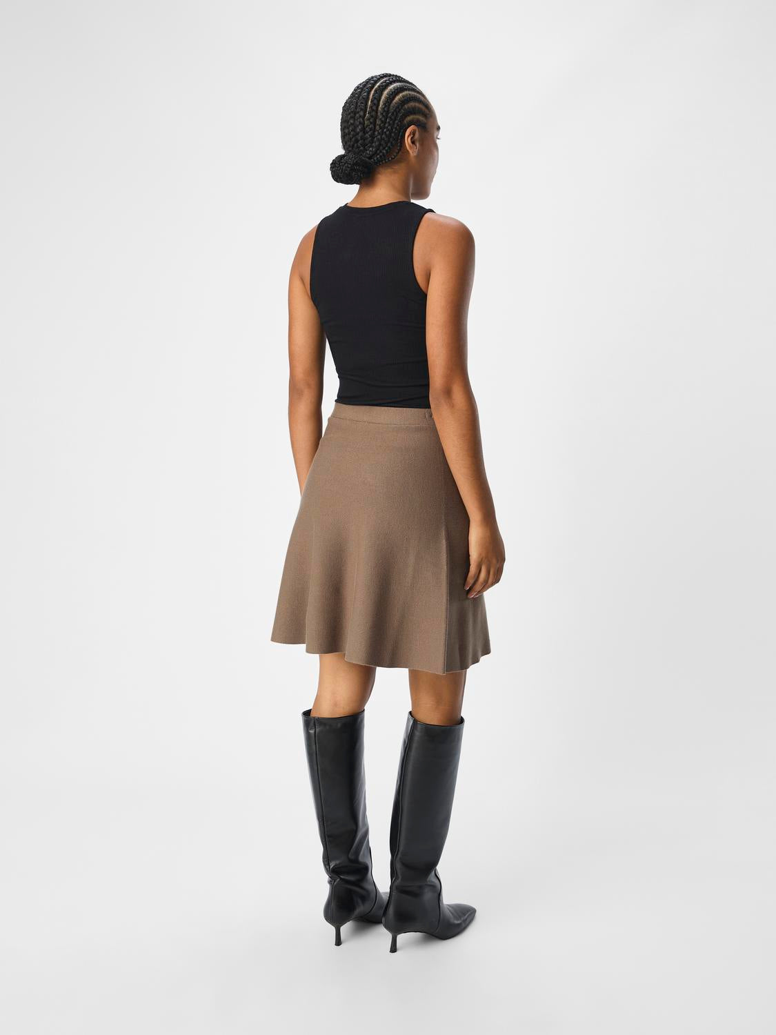 model_shot-back