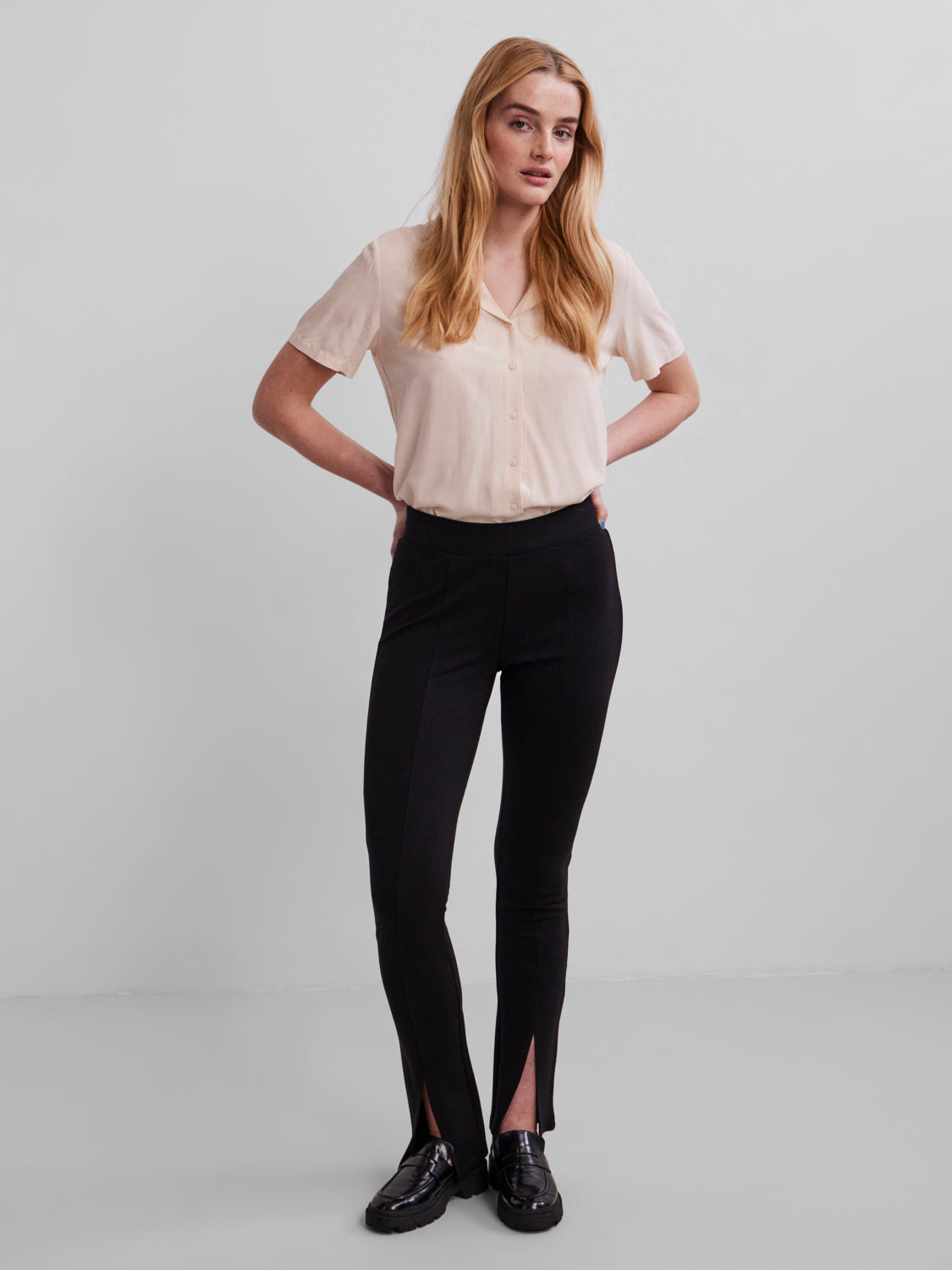 Juodos tamprės moterims, Vila Clothes