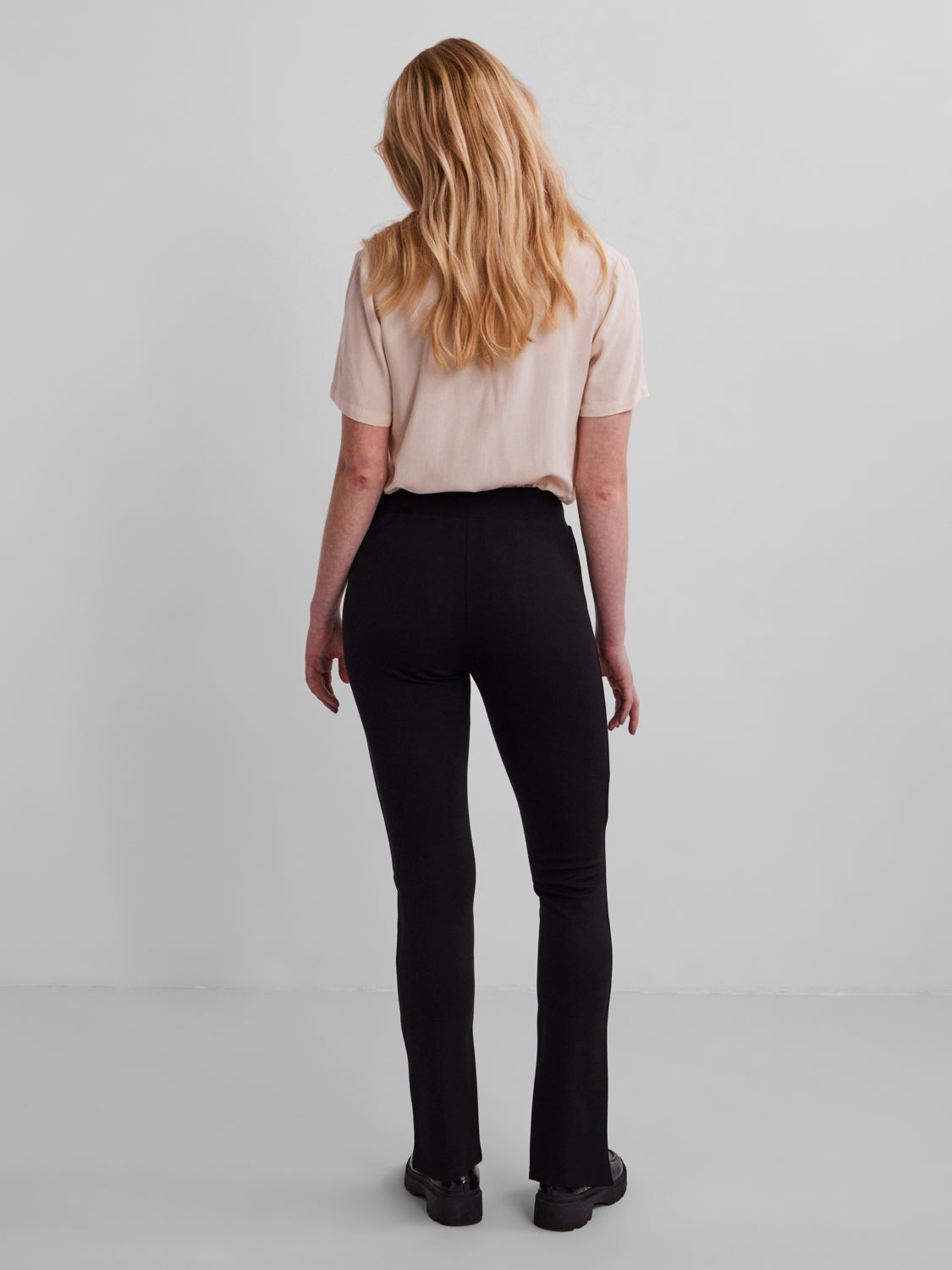 Juodos tamprės moterims, Vila Clothes